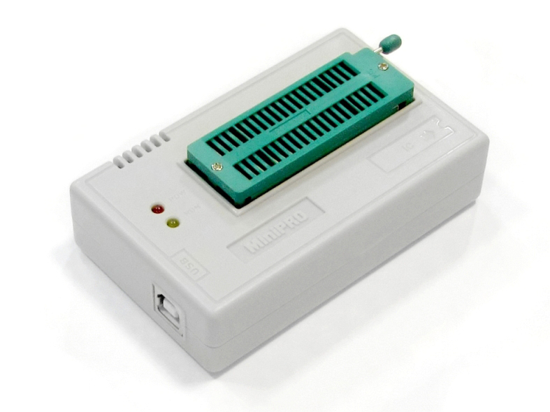 Hardwarový programátor pamětí MiniPRO TL866 se zapojeným čipem