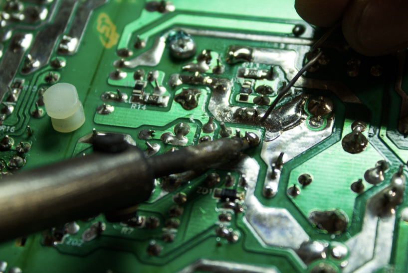 Detail přesného mikropájení paměťového čipu na základní desce